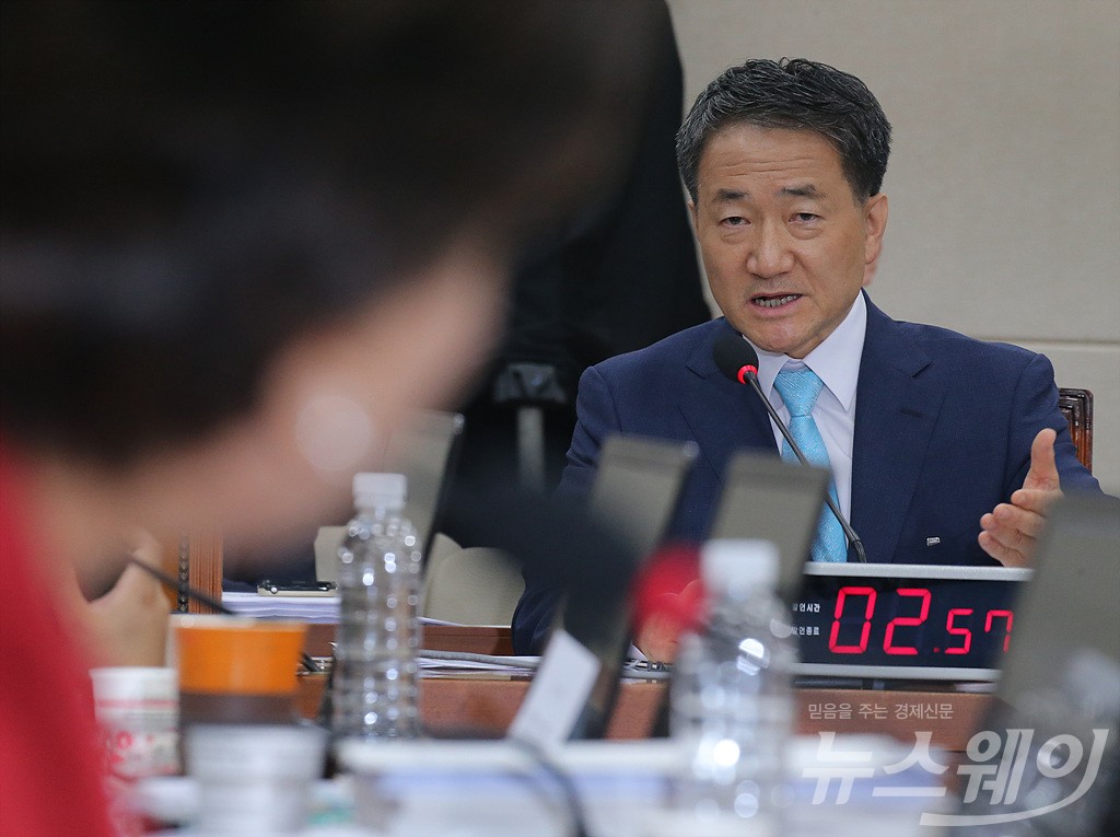[NW포토]탁현민 청와대 행정관 해임건의 질문에 답하는 박능후 후보