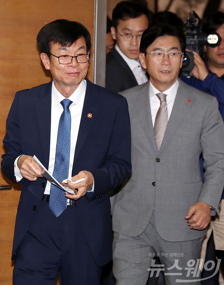 [NW포토]간담회 참석하는 김상조 공정거래위원장과 박기영 프랜차이즈산업협회장