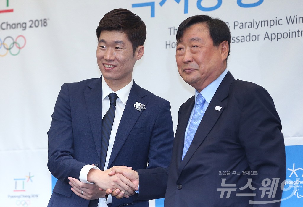 [NW포토]악수하는 박지성 전 축구선수와 이희범 평창동계올림픽 위원장