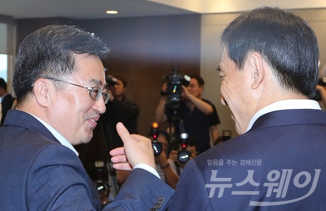 김동연 부총리-이주열 한은 총재 ‘북핵 리스크 금융시장 동향점검·대응논의’ 회동