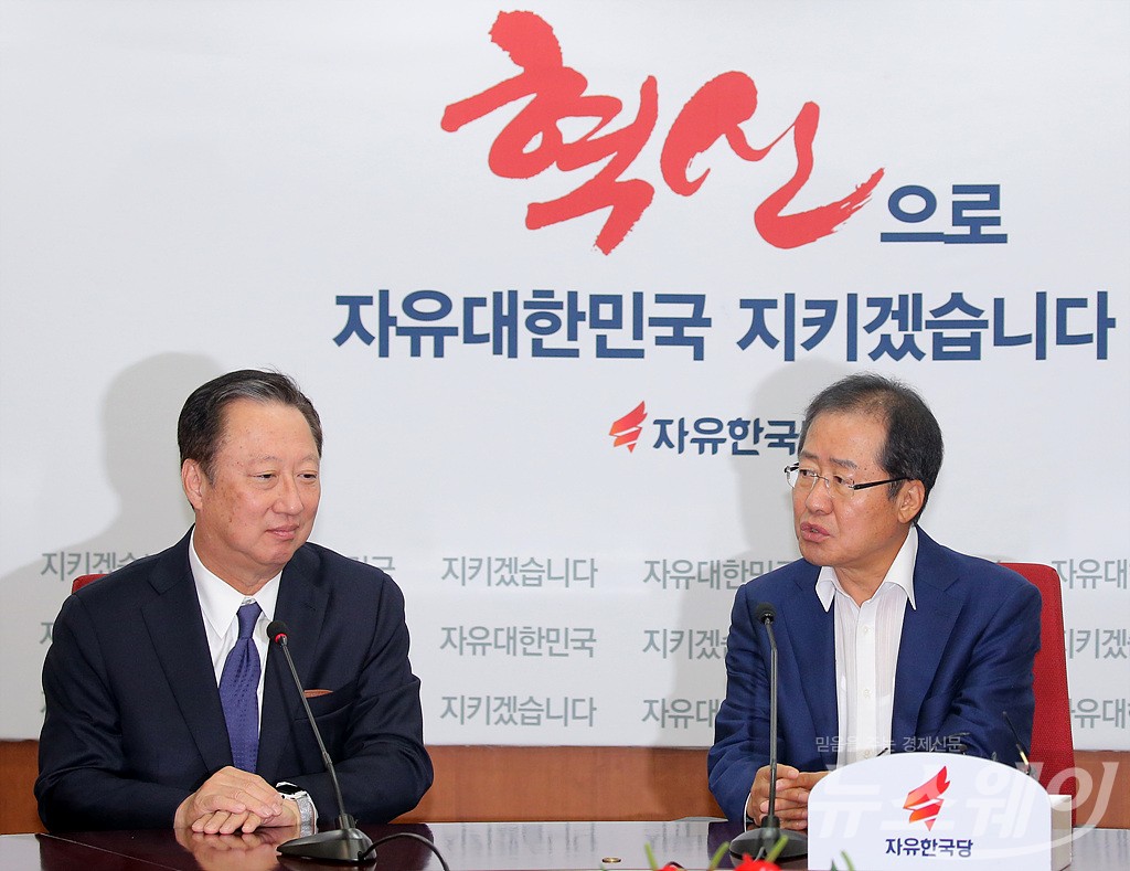 [NW포토]자유한국당 방문한 박용만 대한상의 회장