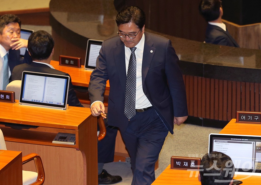 [NW포토]김이수 헌법재판소장 부결에 착잡한 표정 보이는 우원식 원내대표