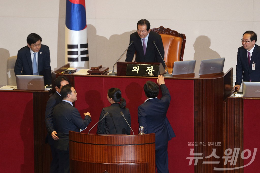 [NW포토]자유한국당 국회법 위법 관련 논쟁하는 4당 원내수석부대표