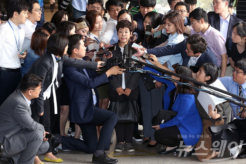 [NW포토]방송인 김미화, ‘문성근 이어 MB블랙리스트 관련 검찰 출석’