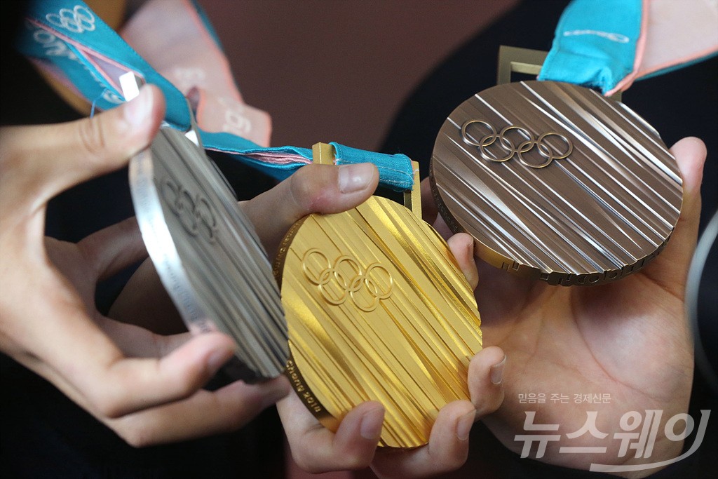 [NW포토]한글 모티브로 한 평창 동계올림픽 메달 공개