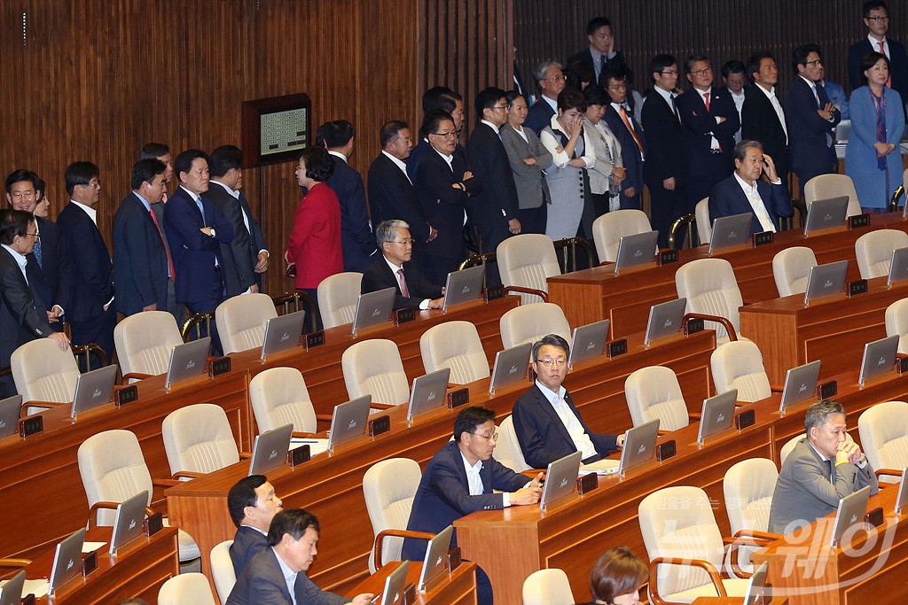 [NW포토]김명수 대법원장 투표 위해 줄 선 의원들