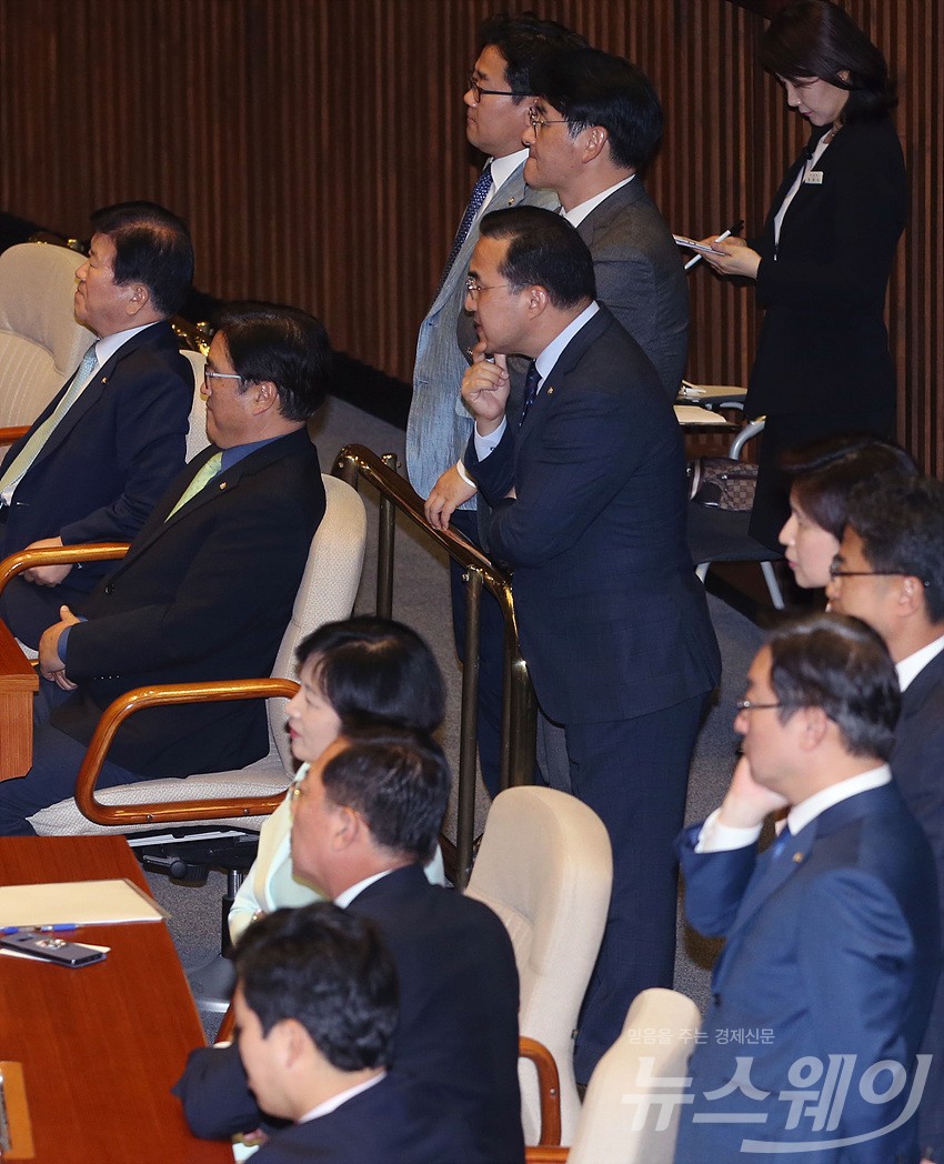 [NW포토]김명수 대법원장 임명동의안 개표 결과 기다리는 더불어민주당 의원들