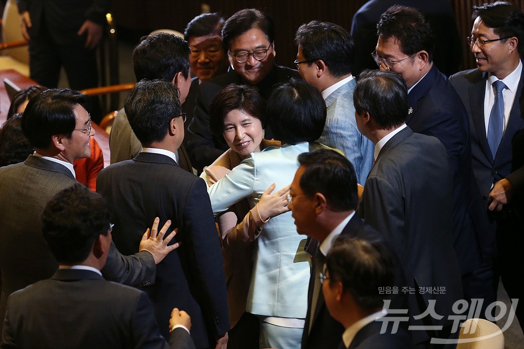 [NW포토]김명수 대법원장 임명동의안 가결에 기뻐하는 더불어민주당