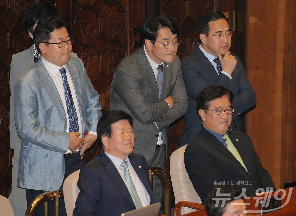 [NW포토]김명수 대법원장 임명동의안 결과 기다리는 더불어 민주당