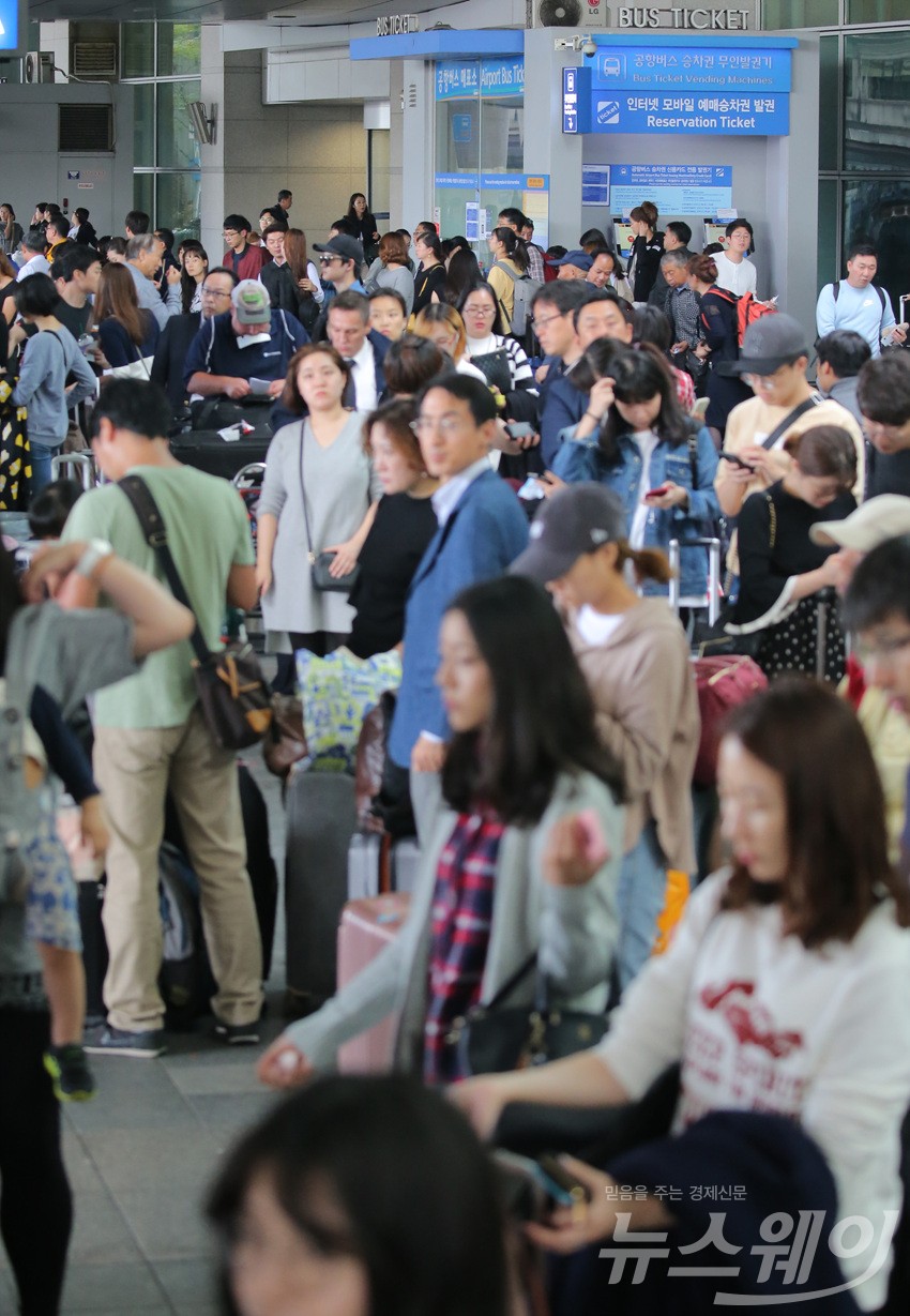 [NW포토]인천공항 최대 입국객 기록으로 붐비는 버스정류장