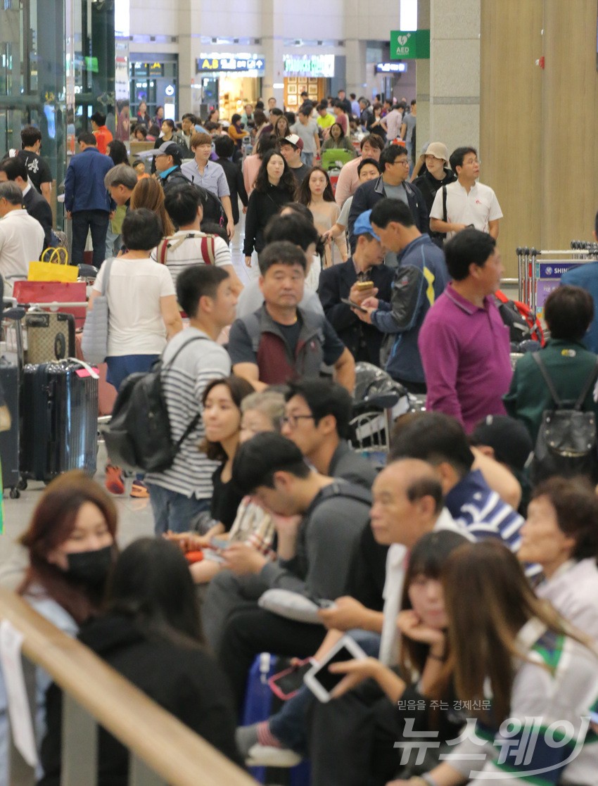 [NW포토]막바지 추석연휴…붐비는 인천공항 입국장