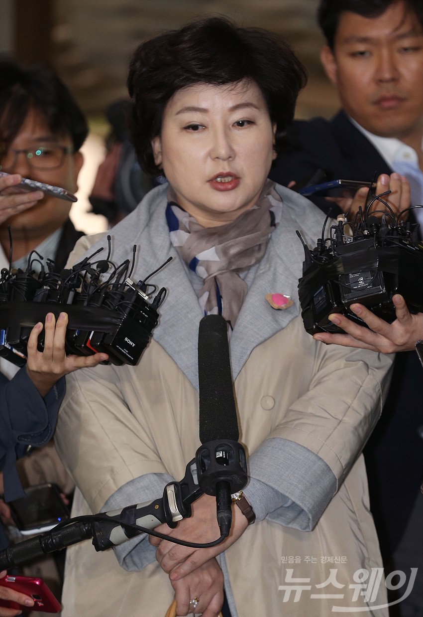 [NW포토]기자들의 질문에 답하는 故 김광석 부인 서해순씨