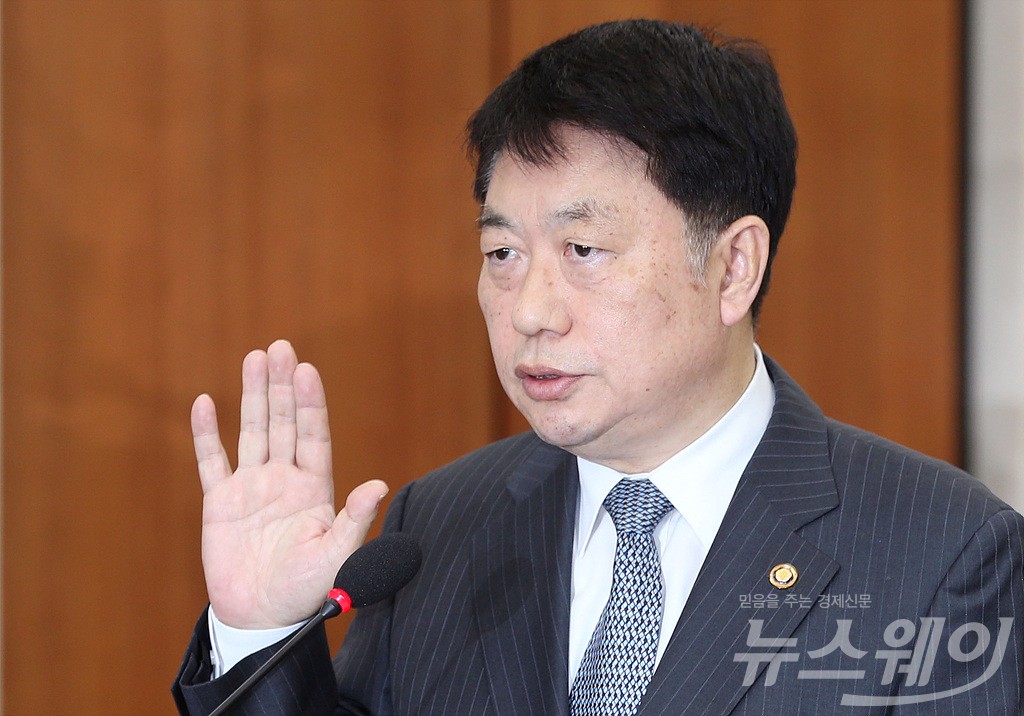 [NW포토]선서하는 김용환 원자력안전위원장