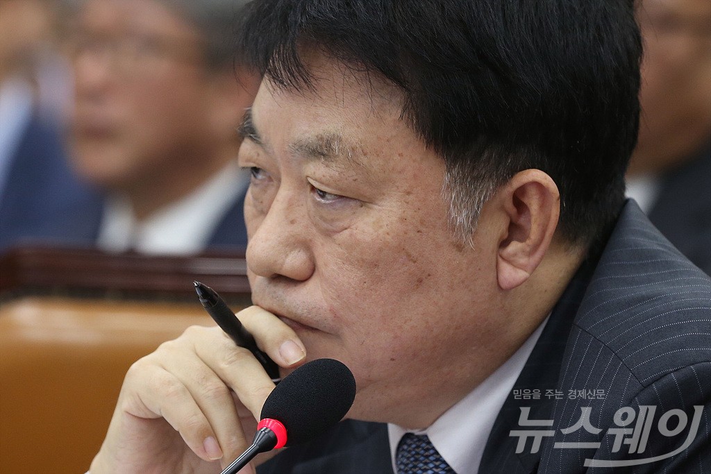 [NW포토]고심하는 김용환 원자력안전위원장