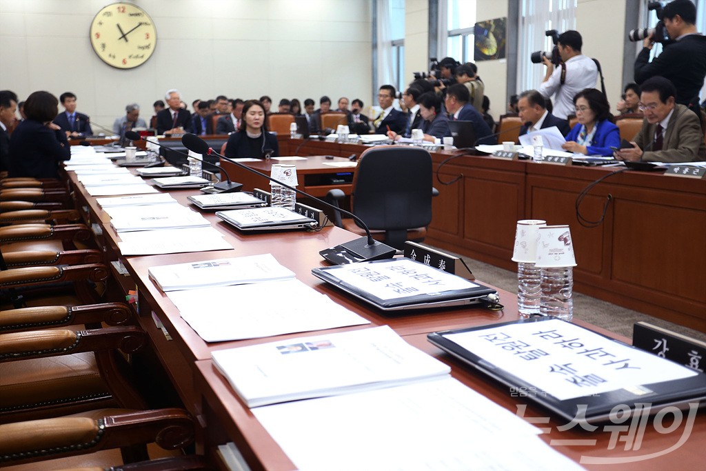 [NW포토]‘자유한국당 국감 보이콧… 텅 빈 자유한국당 의석’