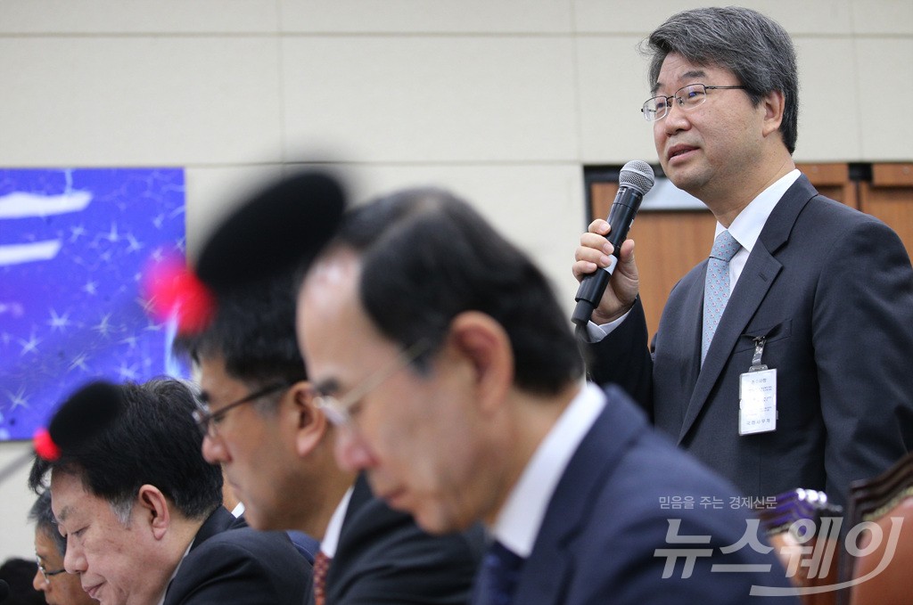[NW포토]원전 관계자들 사이에서 답변하는 김지형 전 공론화위원장