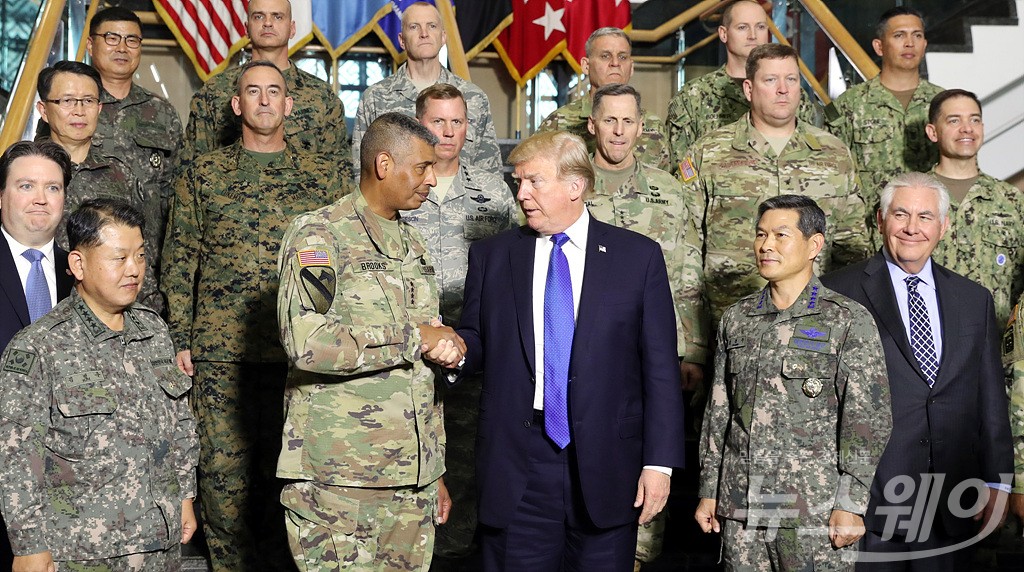 [NW포토]주한미군사령관과 악수 나누는 트럼프 대통령