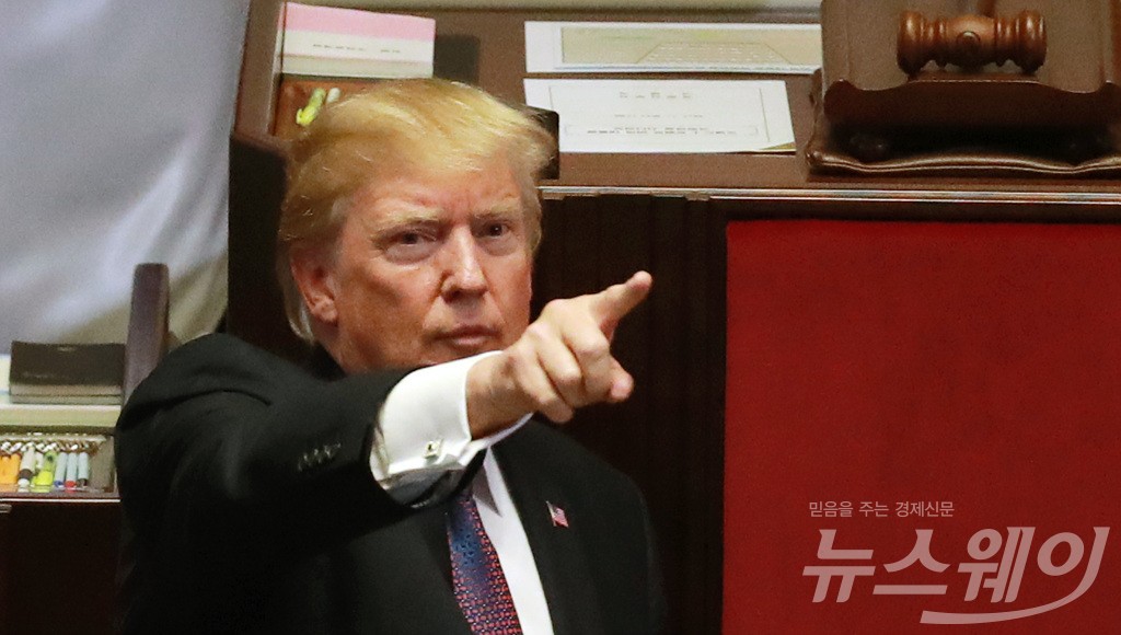 [NW포토]도널드 트럼프, 북한을 향한 강한 의지 보이는 손가락