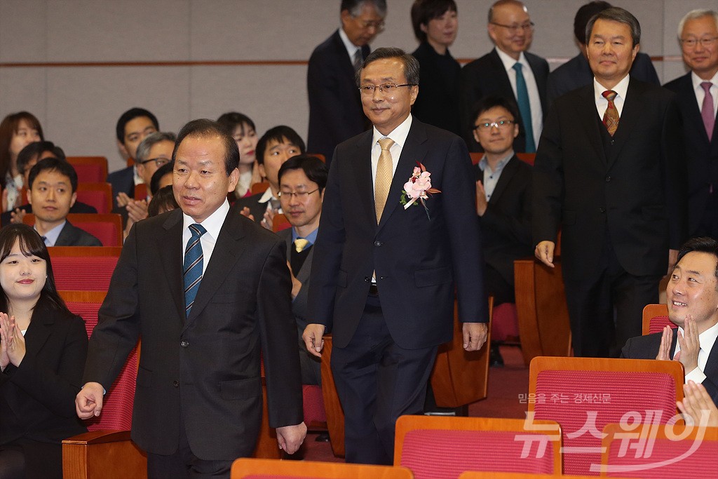 [NW포토]취임식 참석하는 유남석 헌법재판관