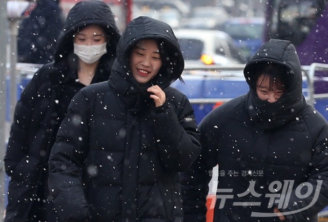 ‘오늘 날씨… 첫 눈 내리는 서울’
