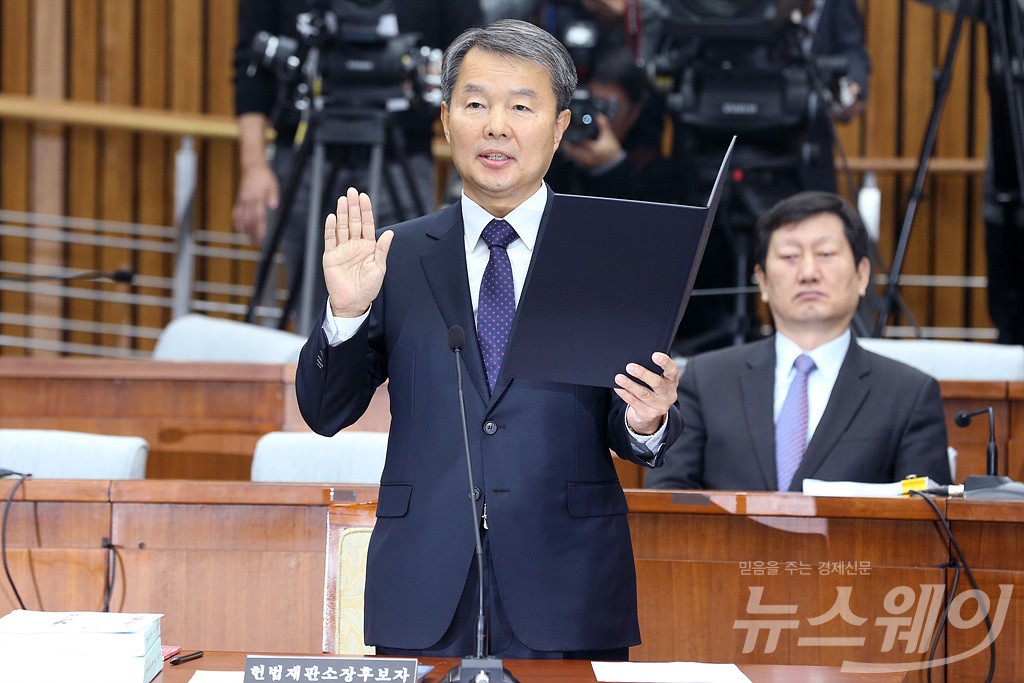 [NW포토]인사청문회 앞두고 선서하는 이진성 헌재소장 후보자