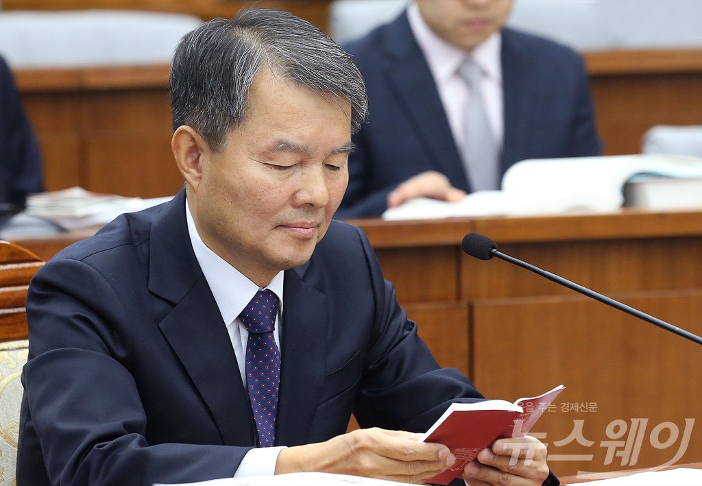 [NW포토]헌법 전문 살펴보는 이진성 헌재소장 후보자