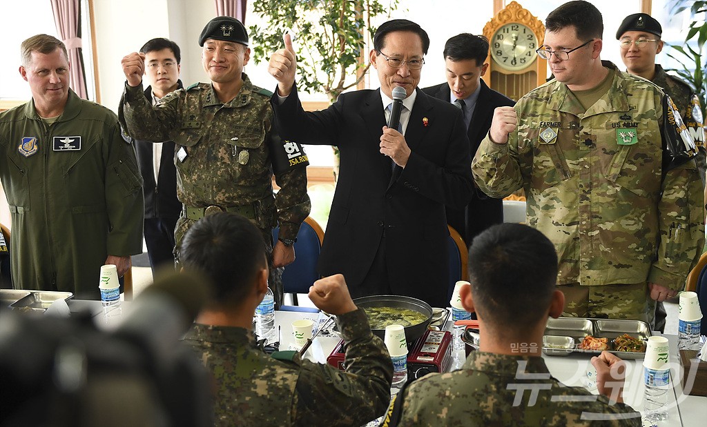 [NW포토]공동경비구역 JSA 대대 장병 격려하는 송영무 국방부장관