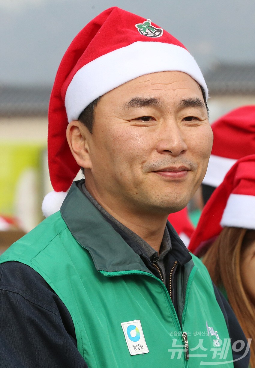 [NW포토]11월의 산타가된 임정배 대상 대표