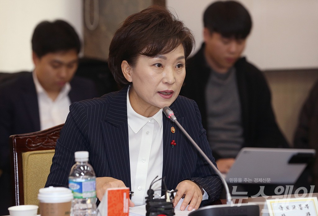 [NW포토]주거복지 로드맵 관련 브리핑하는 김현미 국토교통부 장관