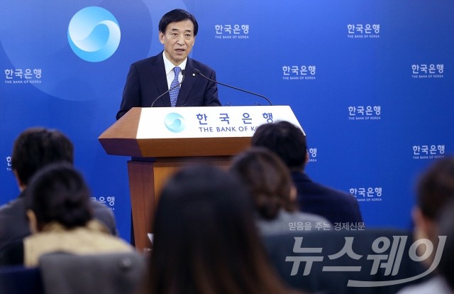 ‘한국은행…  6년 5개월만에 기준금리 인상’