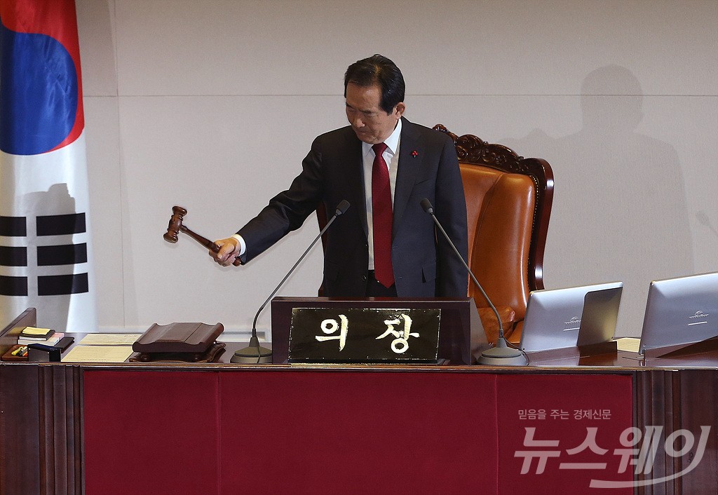 [NW포토]자유한국당 불참에 개의 2분만에 정회 선언하는 정세균 국회의장