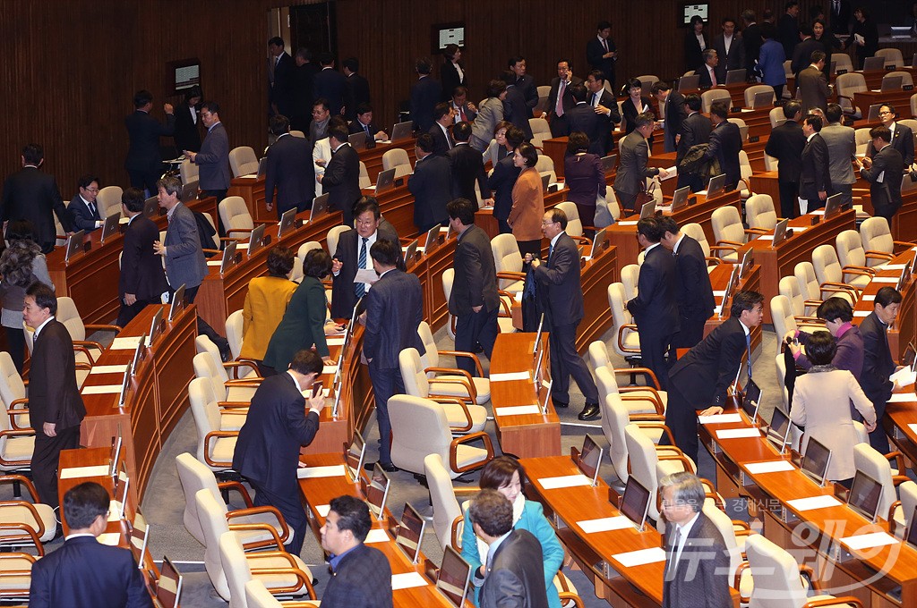 [NW포토]정회 선언에 본회의장 빠져나가는 의원들