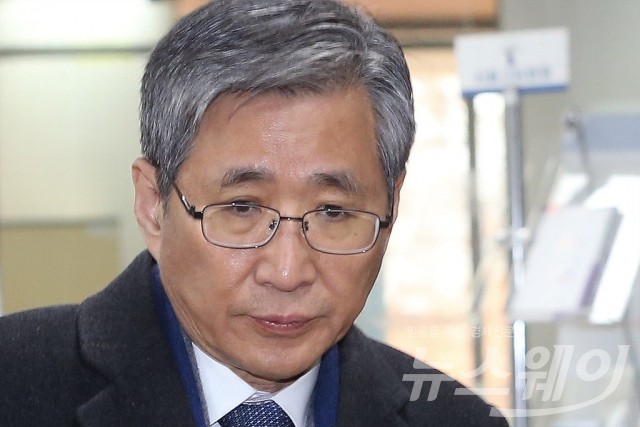 ‘CJ 압력 의혹… 조원동 전 청와대 경제수석 법원 출석’