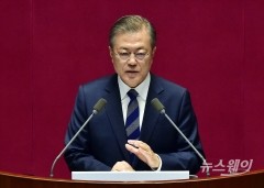 문재인 대통령 국정 지지도 5주째 하락··· 55.6% 기록