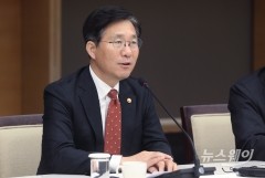 성윤모 “내년 수소차 4000대 보급, 2022년 충전소 310개 구축”