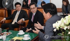 ‘빨간넥타이’ 맨 김동연, 한국당 향해 예산안 협조 당부