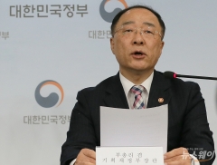 홍남기 “맥주·탁주 우선 종량세 전환···車개소세 인하 연장”