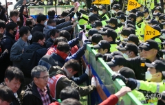 민주노총 국회 담장 앞 노동법 개악 저지 촉구 집회