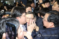 ‘아수라장’된 국회 의안과···문의장, 경호권 발동해 한국당 저지