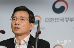 정부, 코로나19 극복에 정책역량 총동원···“경기보강 강구”