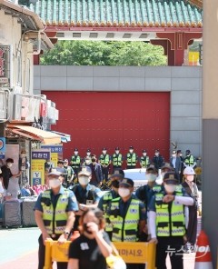[NW포토]‘홍콩 국가보안법 폐기 촉구 기자회견’에 대사관 지키는 경찰 병력
