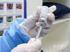 오늘부터 특수-보건교사 등 AZ백신 접종 재개···30세 미만은 제외