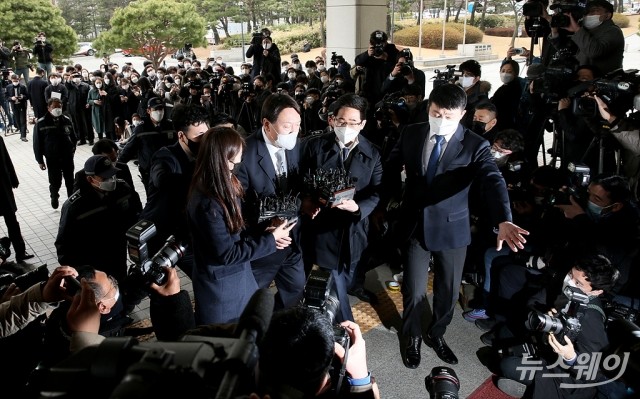 사의표명 마치고 대검찰청 들어서는 윤석열