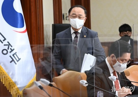 나랏빚 2000조 육박?···“채무와 부채 달라, 말장난”