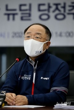 홍남기 “완성차 생산 차질 10만대···차량용 반도체 산업 육성”