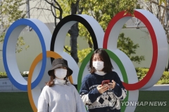 일본 스가 총리 “안심할 수 있는 올림픽 대책 마련”···대회 강행 의지 밝혀