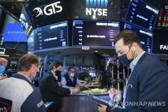 뉴욕증시, 경제 지표 부진에 하락···다우 1.56%↓마감