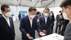 문 대통령 “2030년까지 ‘배터리 1등 국가’ 목표”···기업 뒷받침 약속