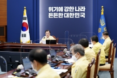 문 대통령, 추경 집행·민생경제 회복 대책 점검···홍남기·은성수 참석