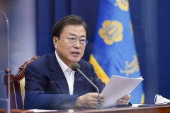 문대통령 “일본과 대화 문 열어둬···역사문제는 국제사회 기준 맞게”